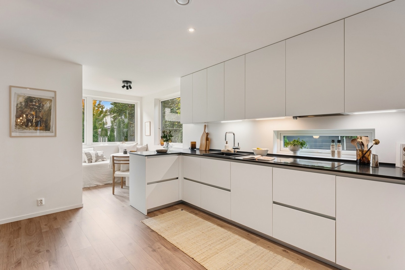 I enden av kjøkkenet er det lagt tilrette for en hyggelig spiseplass med utsyn mot hagen. Galleribilde