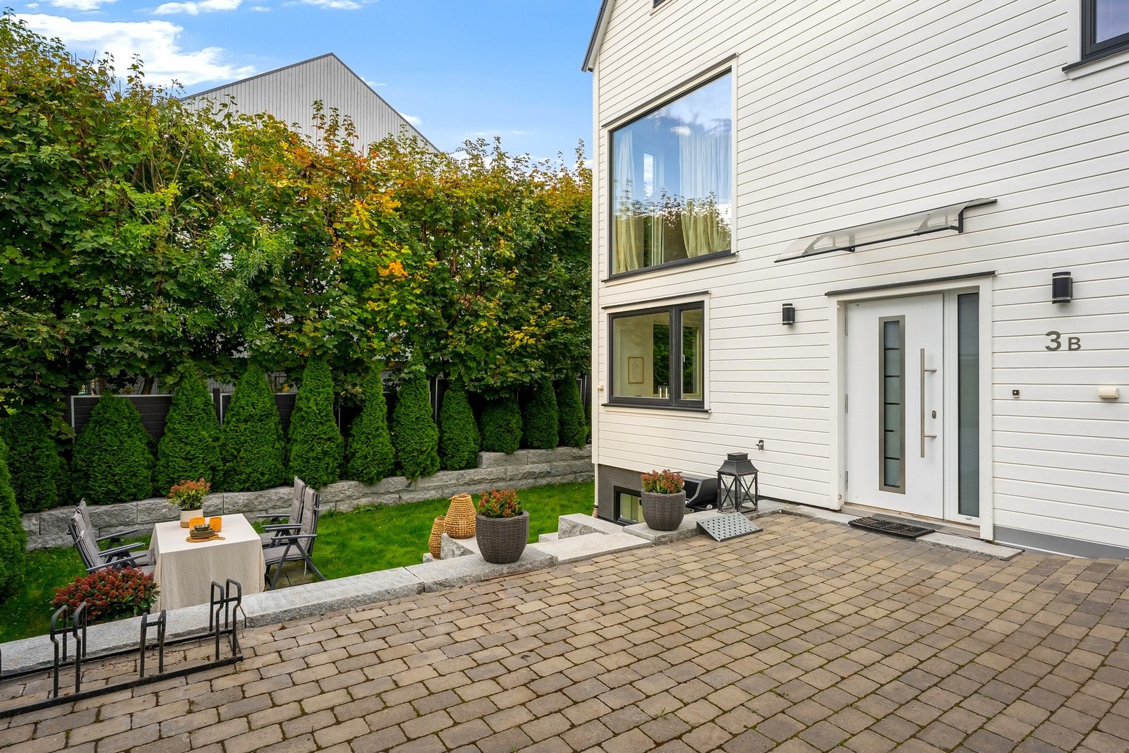 Stor og representativ gårdsplass med belegningssten. Galleribilde