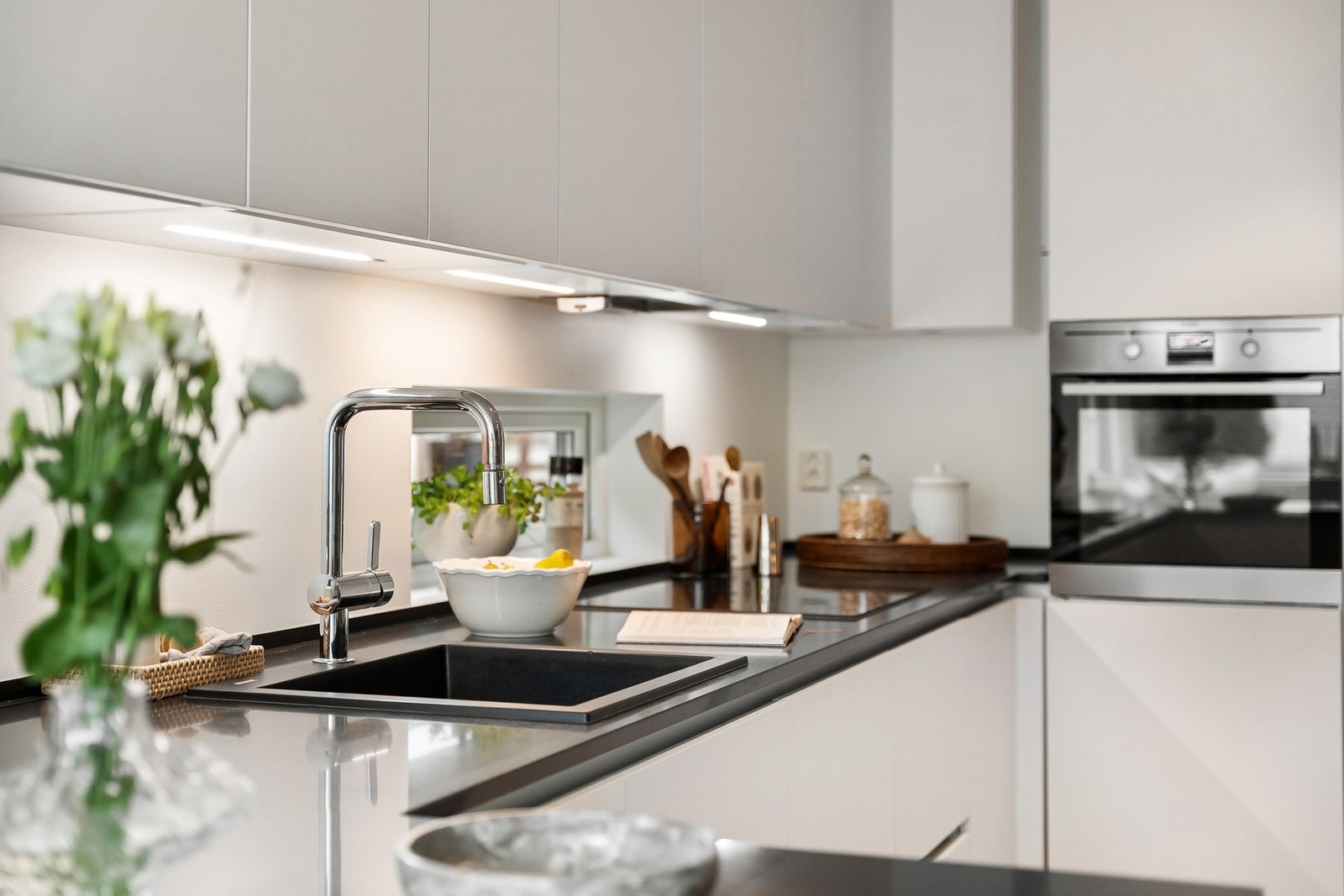 Kjøkken med benkeplate i komposittsten og nedfelt servantkum i kompositt. Ventilator med avtrekk gjennom yttervegg. Galleribilde