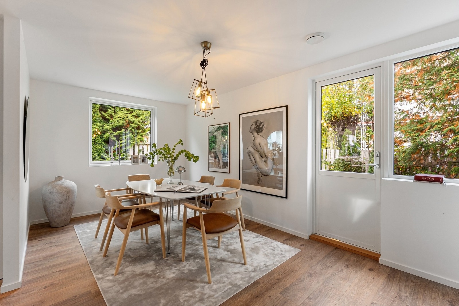 Spisestuen har plass til et stort bord og innbyr til hyggelige måltider og sosiale sammenkomster. Galleribilde