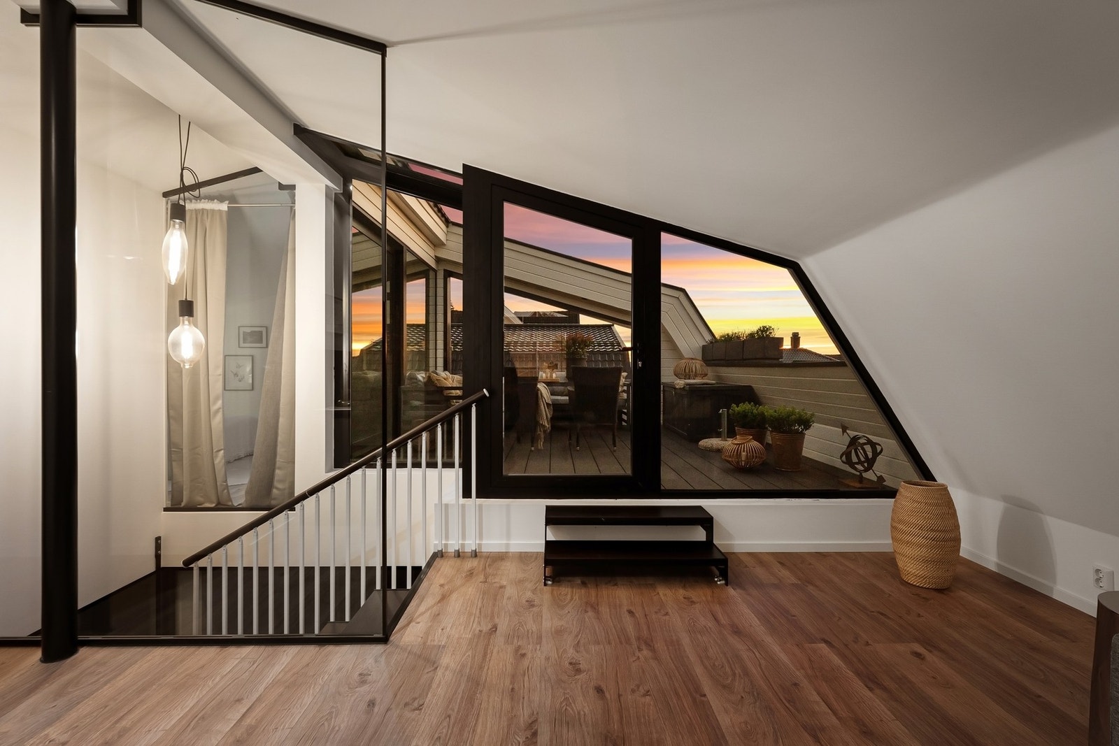 Fra stuen i toppetasjen har du direkte adkomst til en solrik og privat takterrasse. Galleribilde