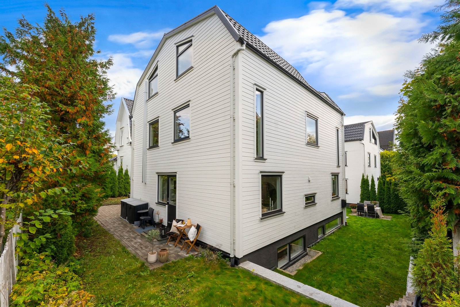 Villaen har lettstelte og skjermede uteområder på to sider av boligen. Galleribilde