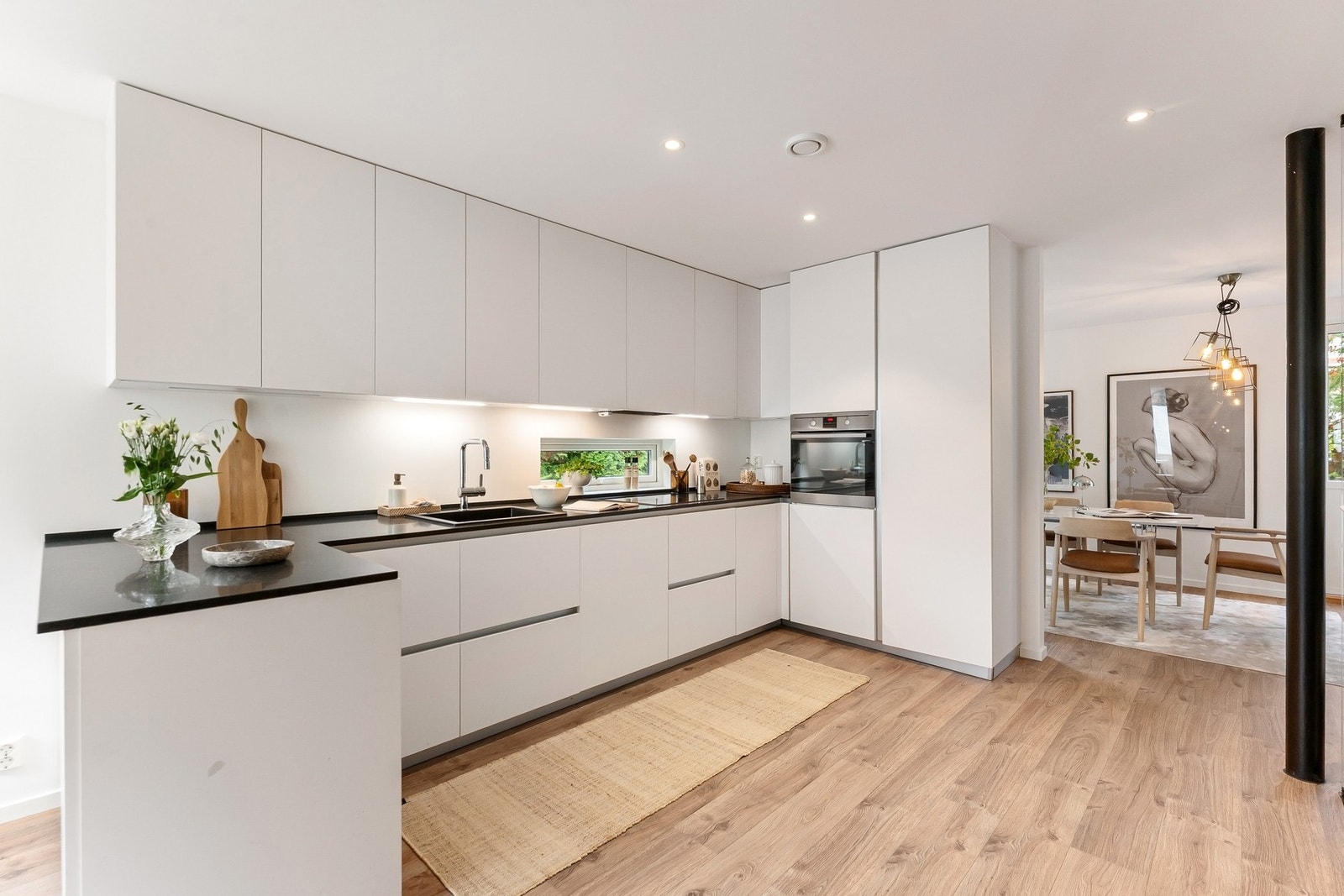 Delikat og tidløst kjøkkeninnredning. Det er rikelig med skap- og benkeplass. Galleribilde