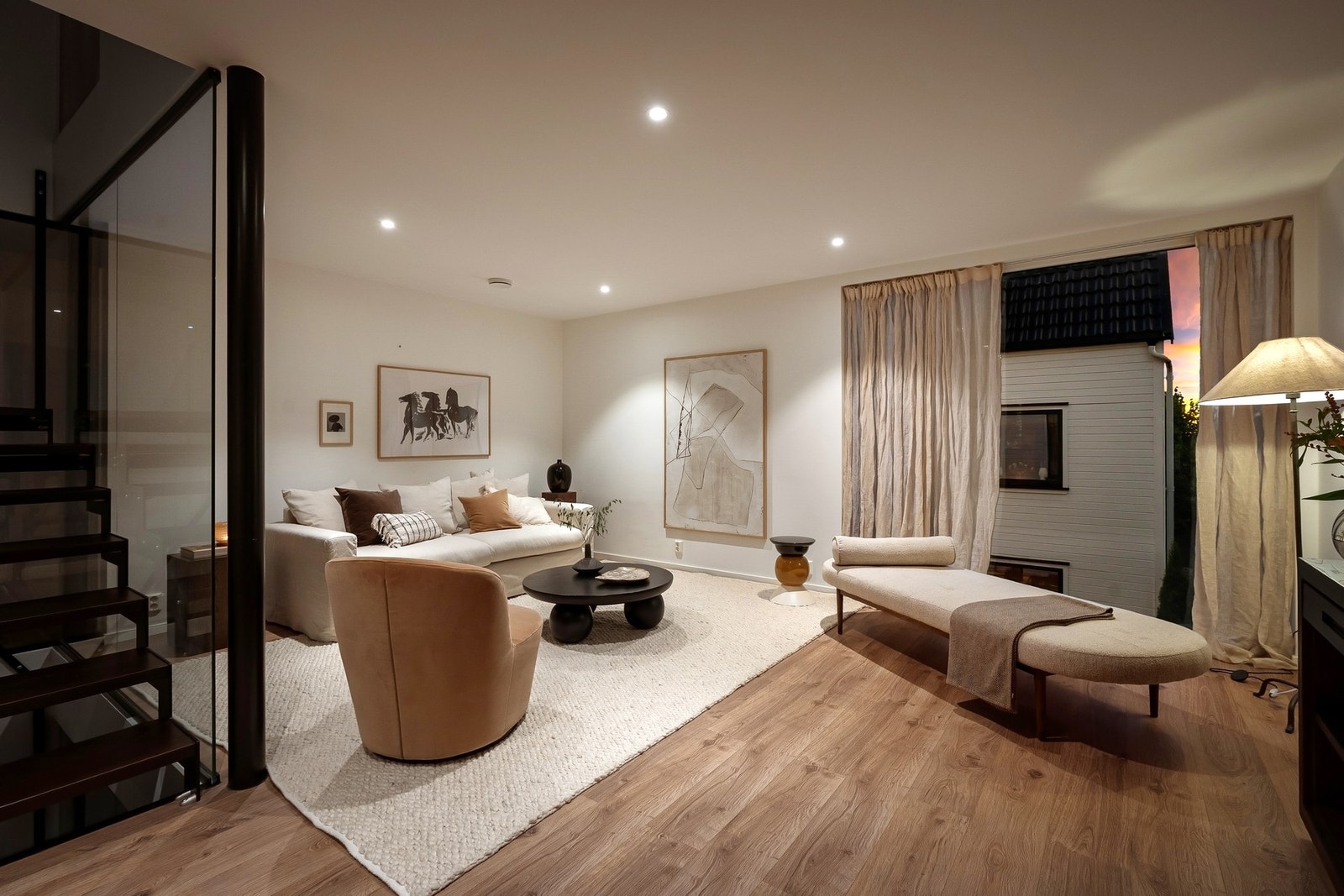 Innbydende stue, stort vindu med flotte lysforhold. Galleribilde