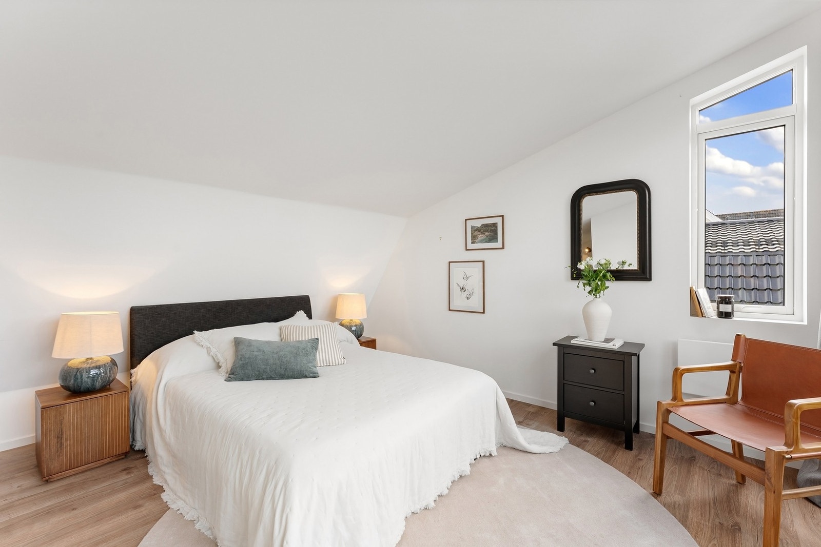 Hovedsoverom i toppetasjen med direkte adkomst til eget bad og omkledningsrom. Galleribilde