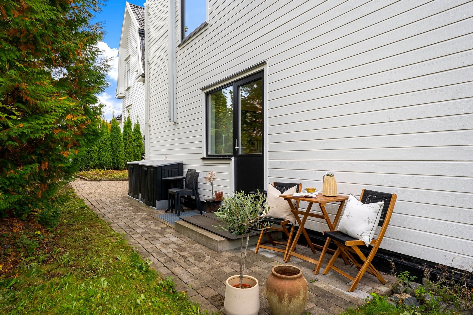 Fra spisestuen er det utgang til hage og fra denne siden kan du nyte morgensolen. Galleribilde