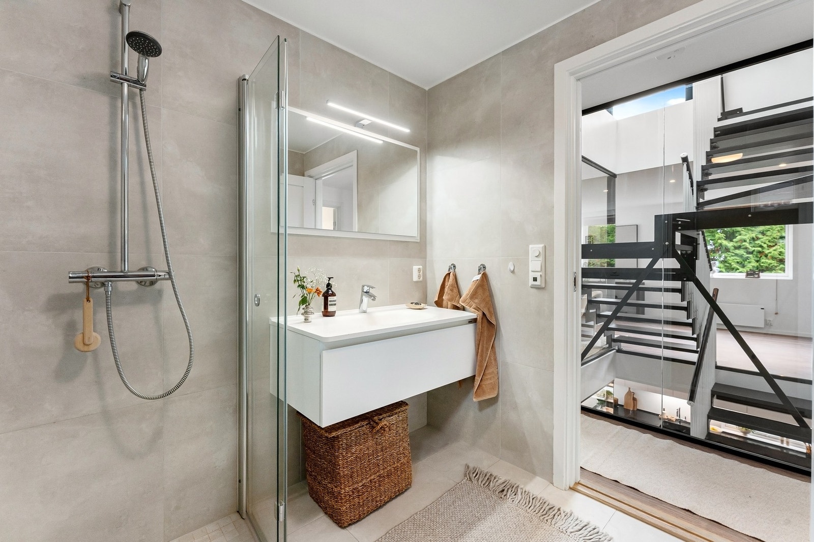 Badet har nødvendig plass og oppbevaring i servantskuff. Galleribilde