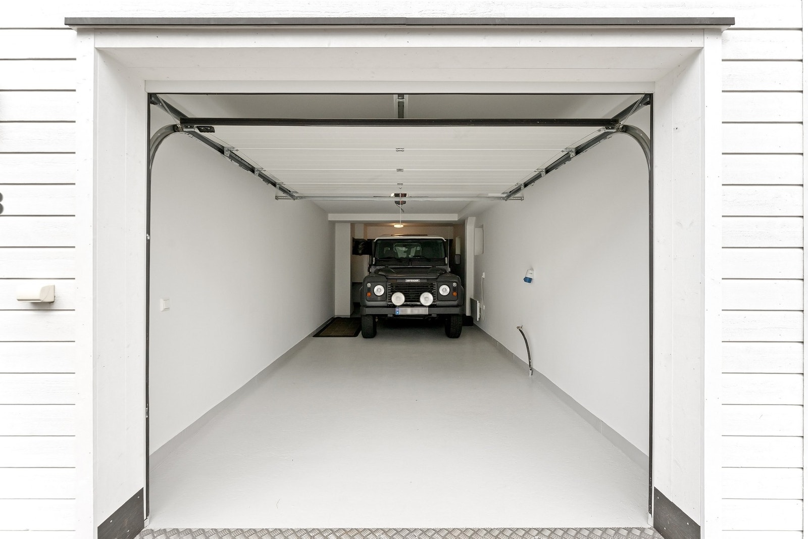 Garasje med plass til parkering av 2 biler i lengderetningen. Galleribilde
