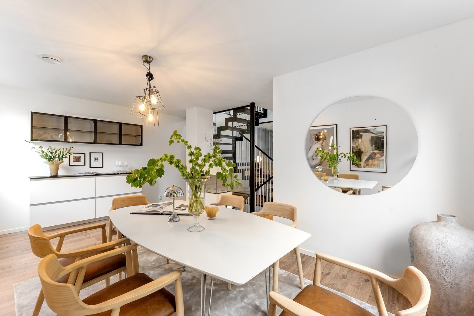 Planløsningen er gjennomtenkt med svært god flyt, og boligen er tilrettelagt for både sosiale soner og private rom som fungerer godt for hele familien. Galleribilde