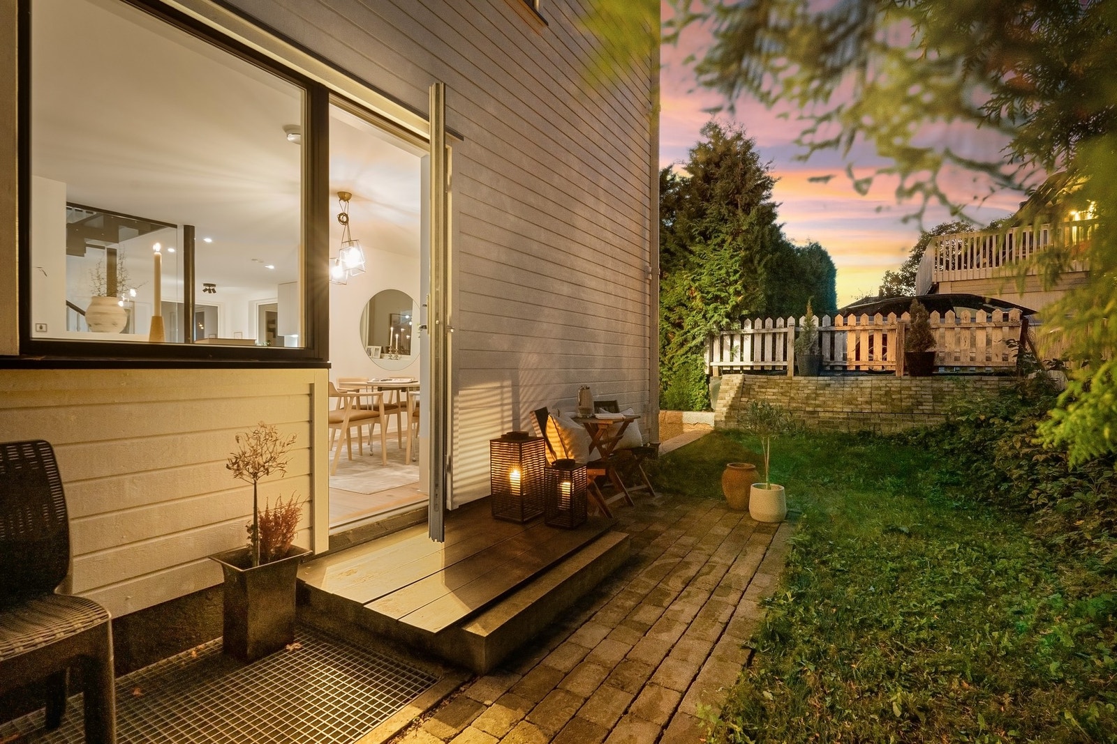 Kveldsstemning med utgang fra spisestuen. Galleribilde