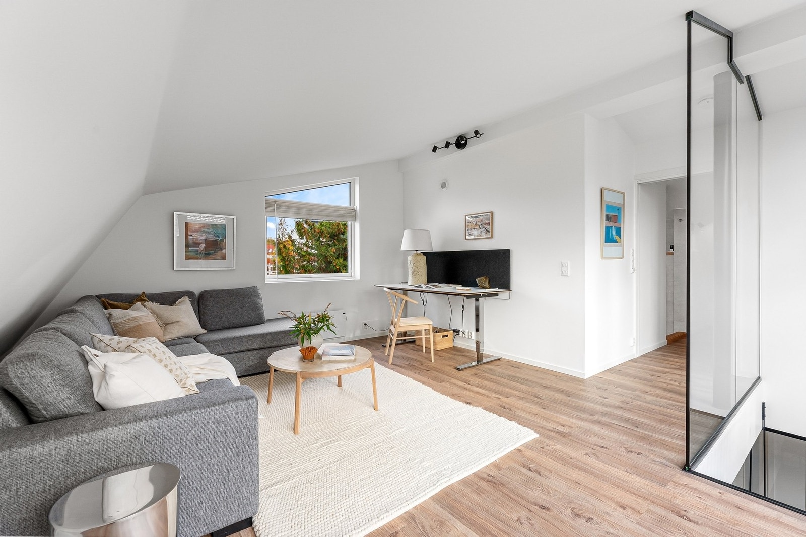 Lys og fin stue med direkte adkomst til takterrassen. Galleribilde