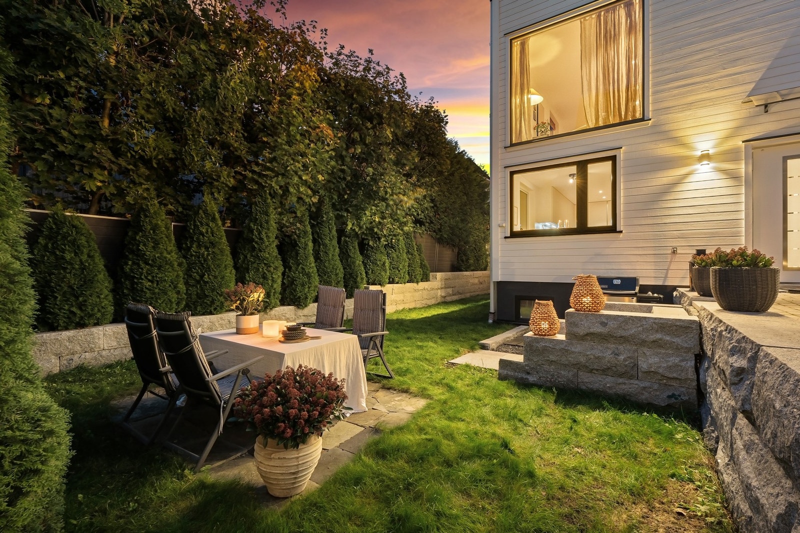 Flotte uteområder, parkmessig opparbeidet med belegningsstein og prydebusker. Galleribilde