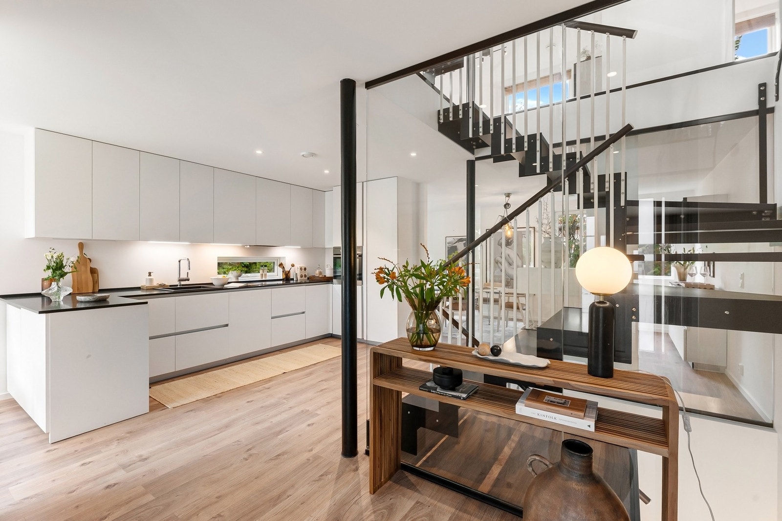 Åpen trapp med glassfelter for maks utnyttelse av lys og romfølelse. Galleribilde