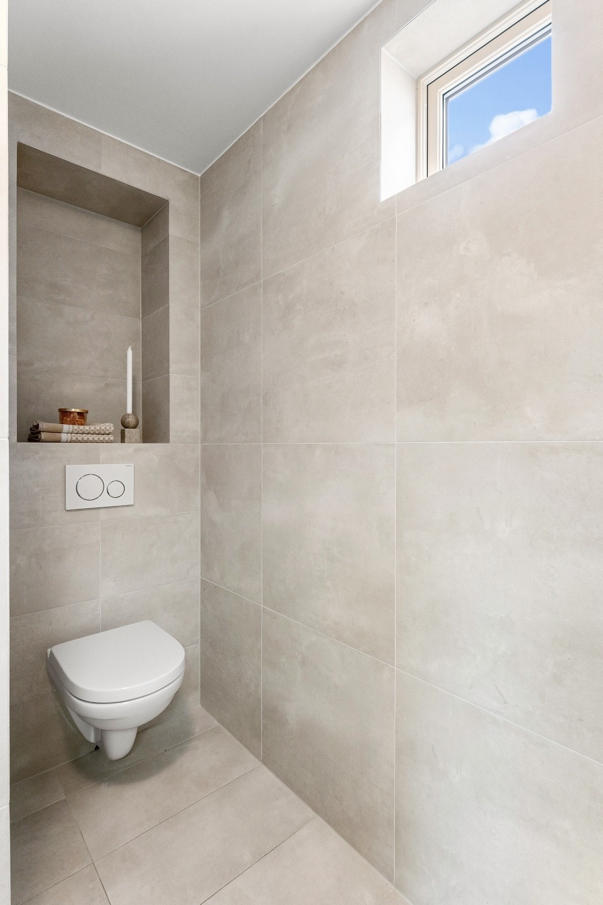 Lyse, tidløse fliser på badet. Galleribilde