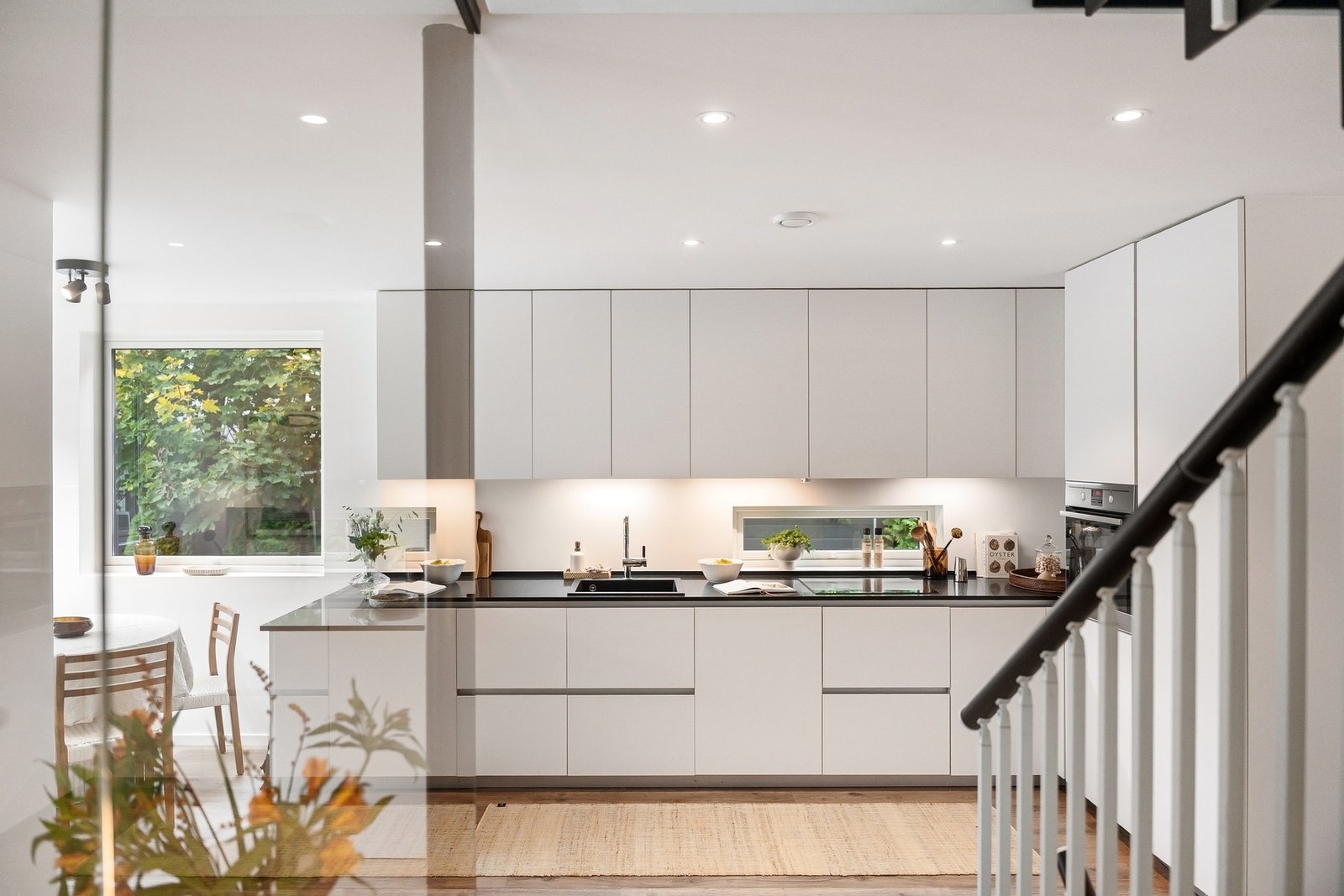 Kjøkkenet er velutstyrt med induksjonstopp, stekeovn, oppvaskmaskin, kjøleskap og fryser integrert i innredningen. Galleribilde