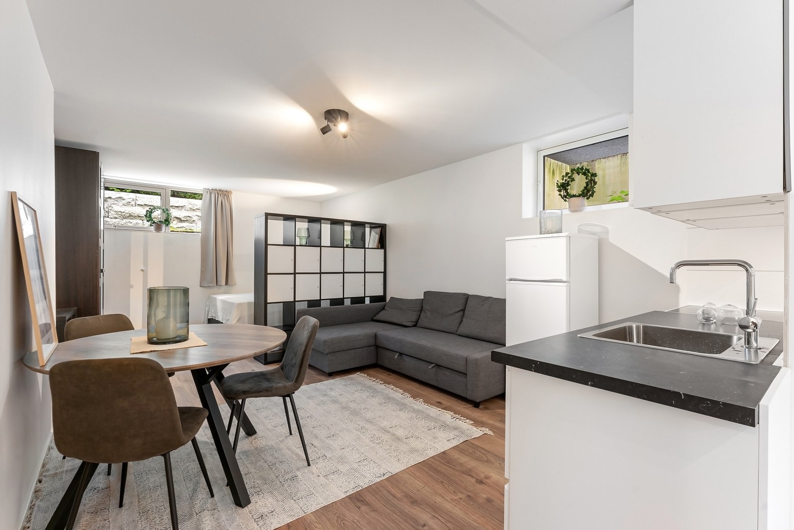 1 av 2 innredede enheter i kjelleren bestående av stort rom med kjøkken og inngang til eget baderom. Galleribilde