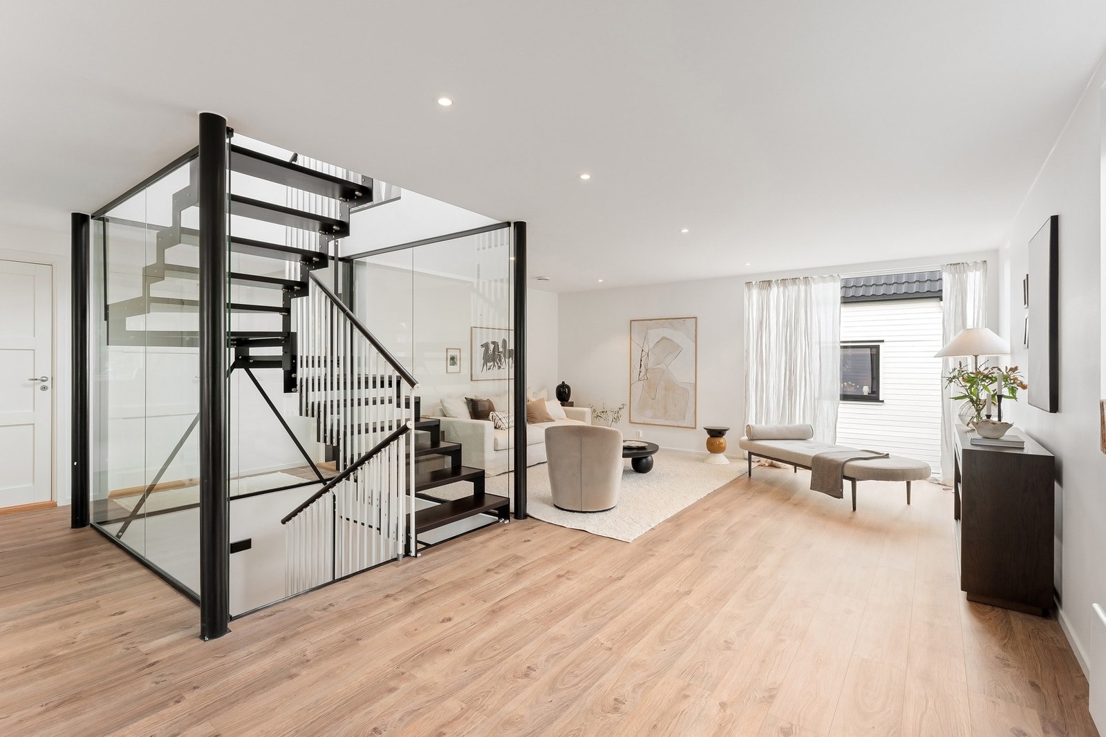 Stor og luftig stue i boligens 2.etasje gjør det enkelt å møblere. Galleribilde