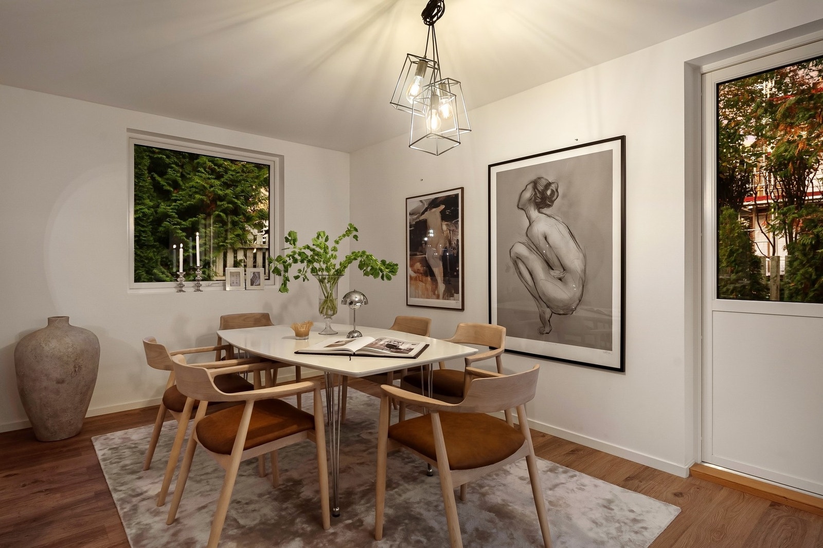 Spisestue med god plass til større spisebord, perfekt for sosiale sammekomster. Galleribilde