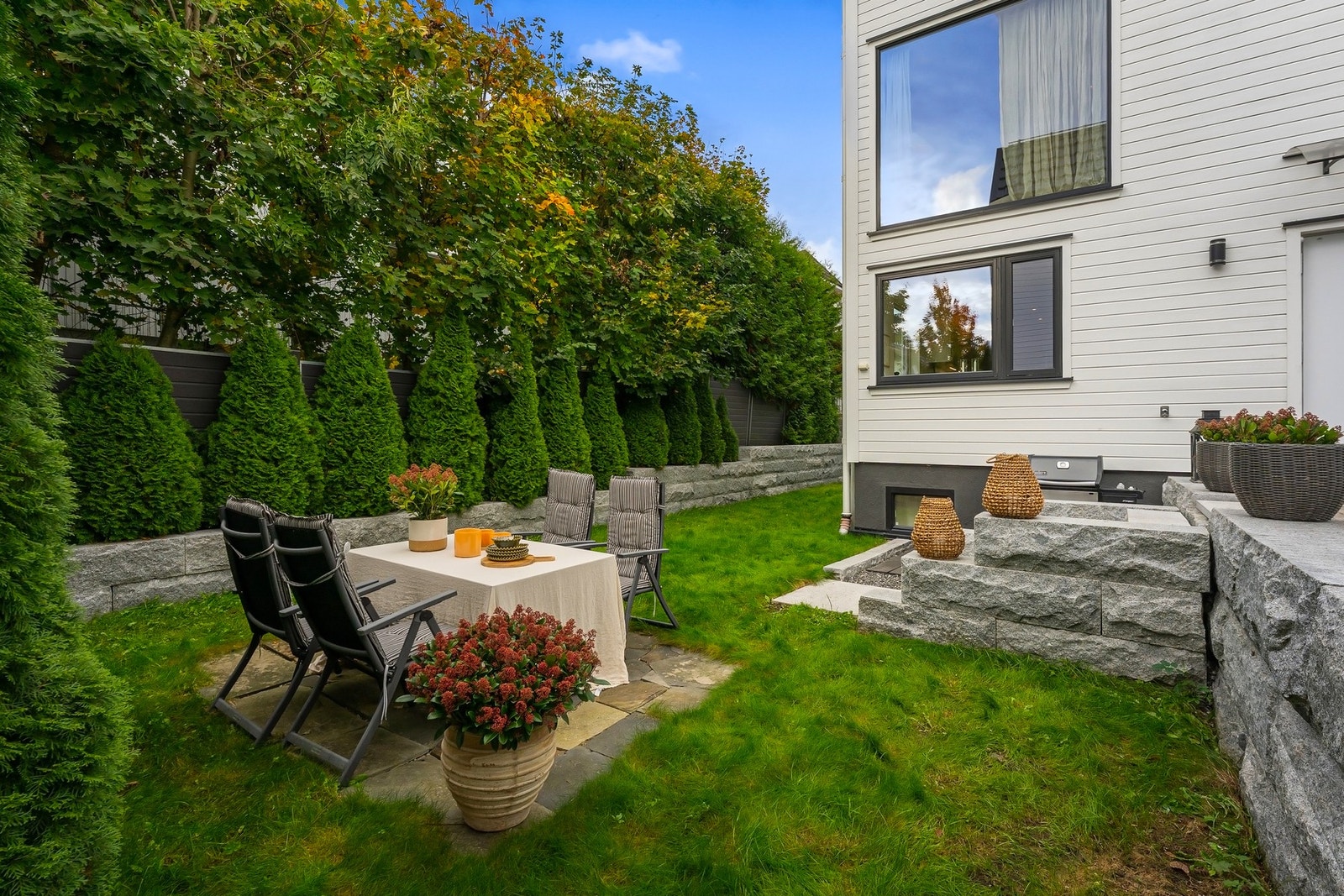 Utgang til skjermet hage med god plass til sosial møblering. Galleribilde