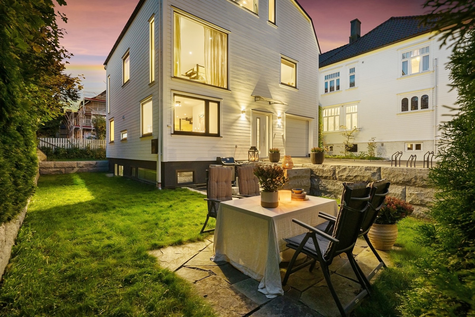 Nyere, familievilla av høy kvalitet beliggende i et fantastisk boligområde i skjermede omgivelser. Galleribilde