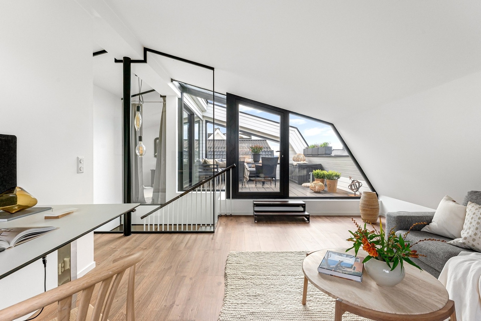 Flott toppetasje med stor tv-stue og egen masteravdeling besteående av soverom, omkledningsrom og et stort baderom. Galleribilde