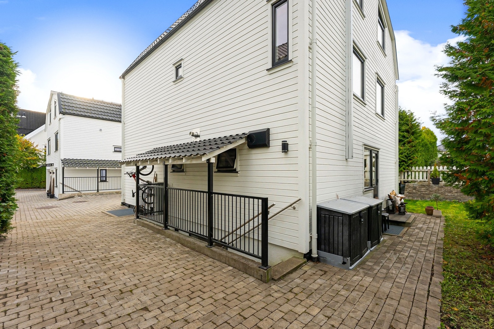 Egen inngang til kjelleren der det er innredet 2 separate enheter som i dag leies ut. Galleribilde