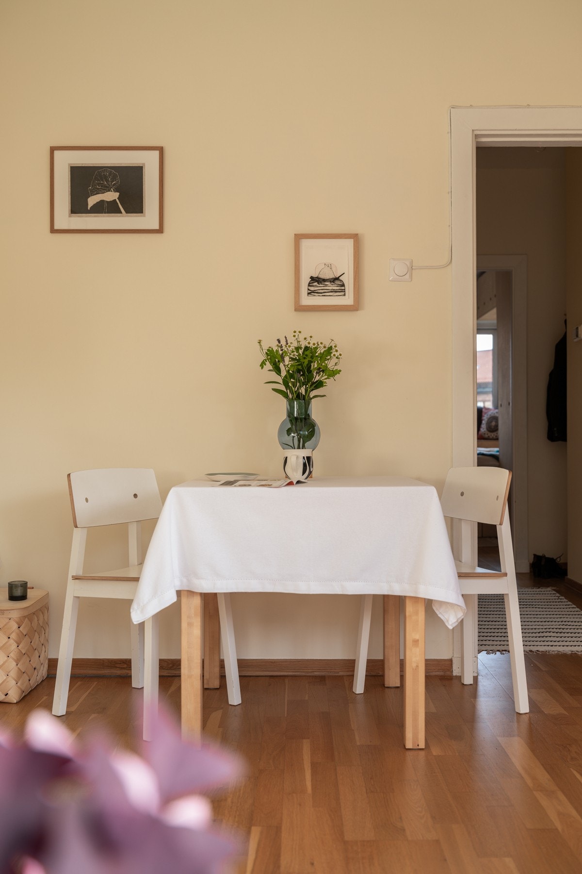 Stuen har en naturlig sone for spisebord, et samlingspunkt for å nyte hyggelige måltider. Galleribilde
