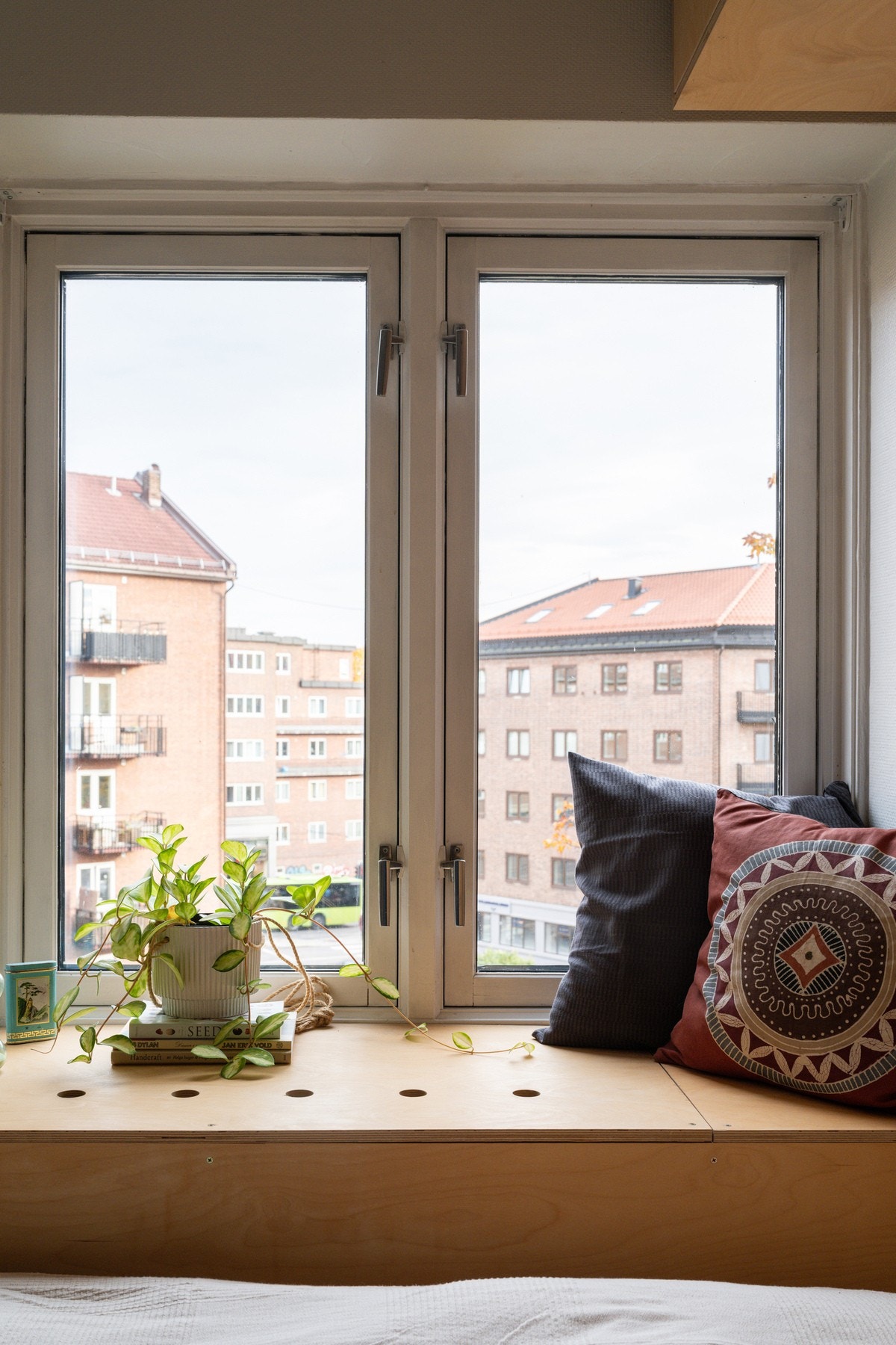 De dype vinduskarmene fungerer fint som nattbord, samtidig som de gir plass til småting som planter eller pynt. Galleribilde