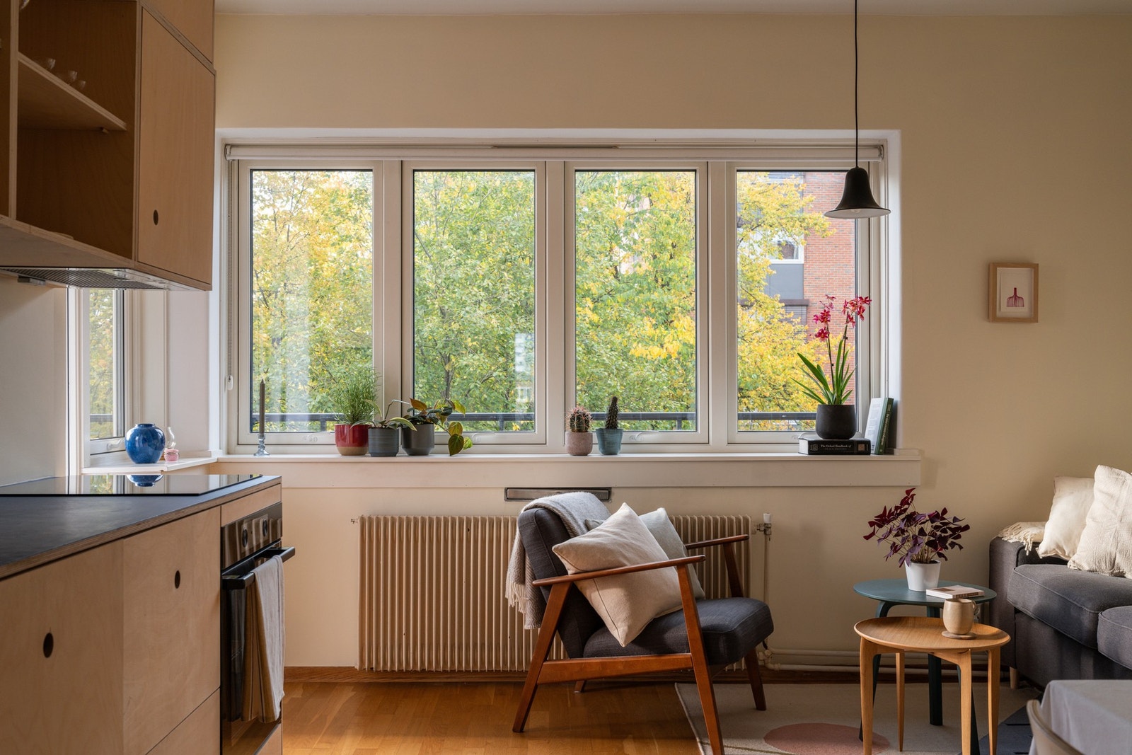 Felleskostnadene inkluderer både fyring, varmtvann og bredbånd, praktisk og forutsigbart i hverdagen. Galleribilde