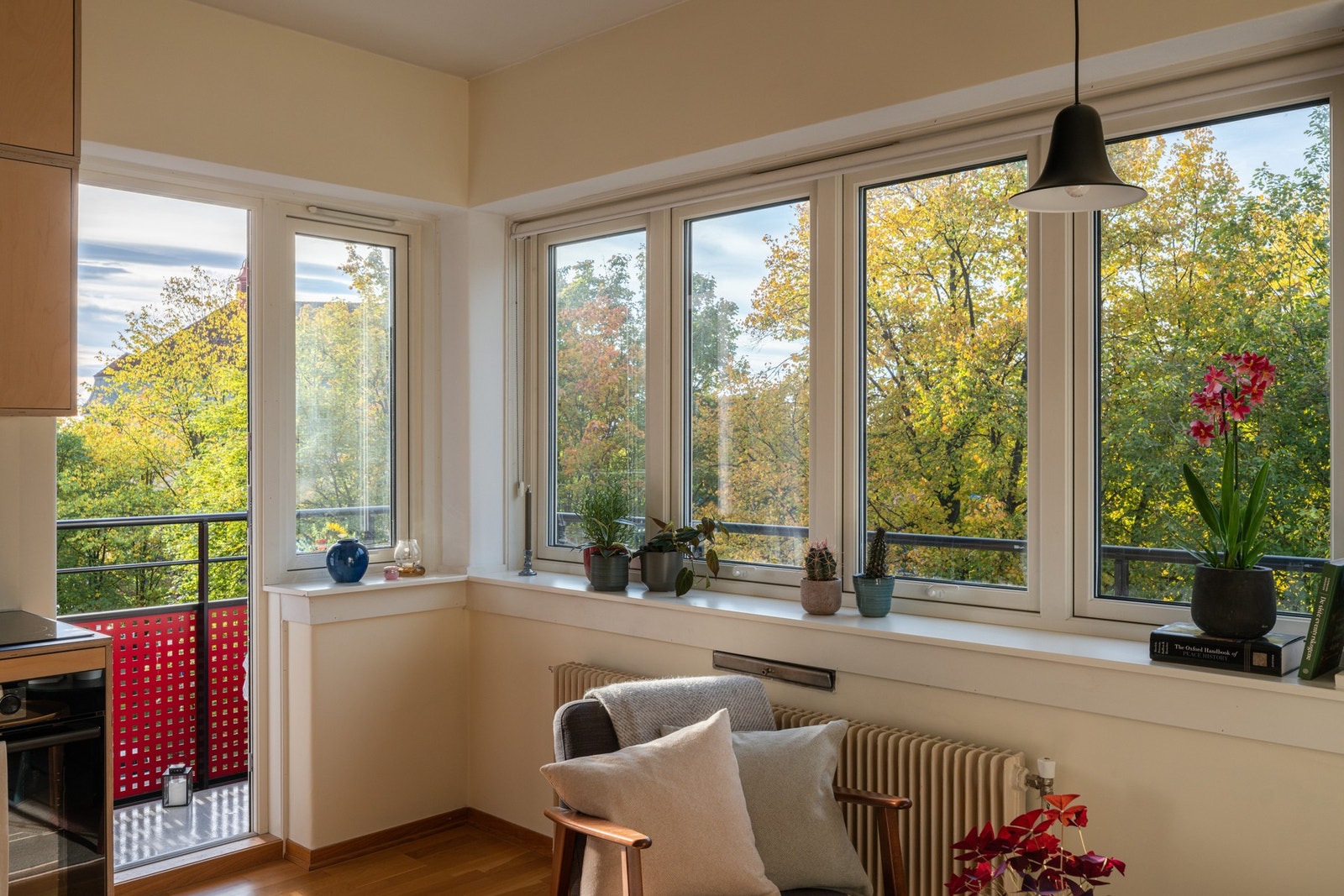 De store hjørnevinduene slipper lyset inn fra to sider og gir rommet en åpen, luftig følelse, som å ha solen som gjest store deler av dagen. Galleribilde