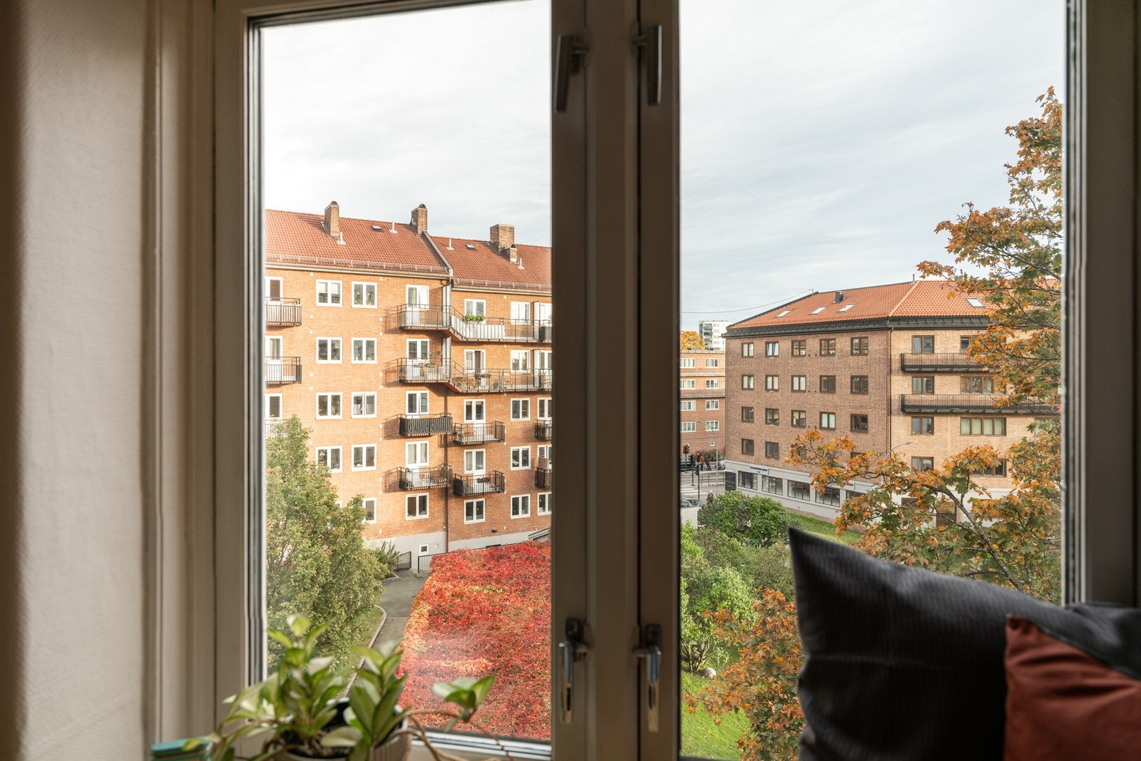 Soverommet vender inn mot en rolig og frodig bakgård, som gir fred og stillhet selv midt i hovedstaden. Galleribilde
