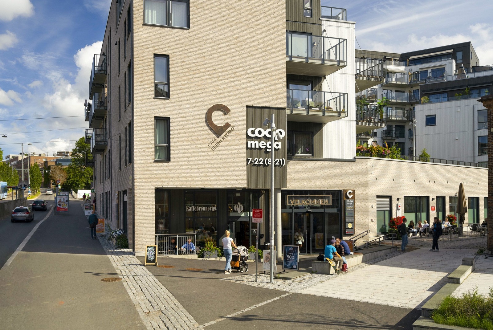 En liten spasertur, og du befinner deg på Carl Berner. Her har du et stort utvalg av butikker, sevicetilbud, kaféer og spisesteder. Galleribilde