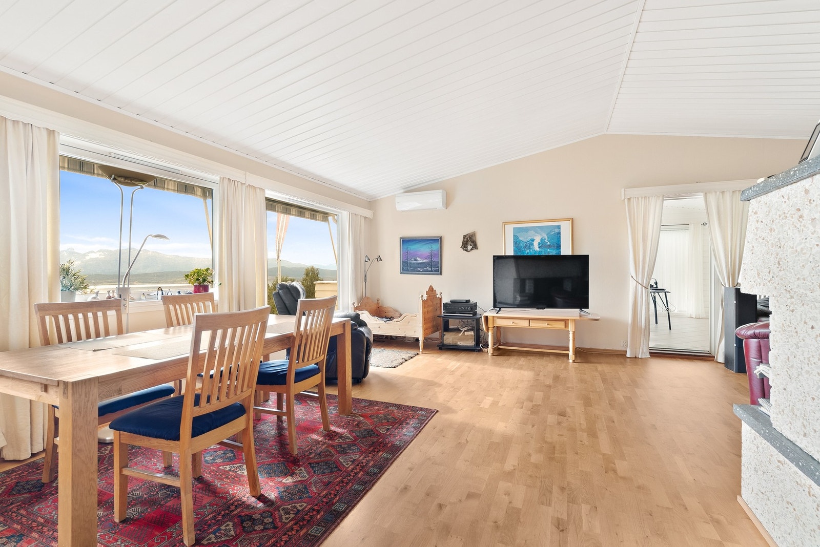 Lys og luftig stue med flott utsikt Galleribilde