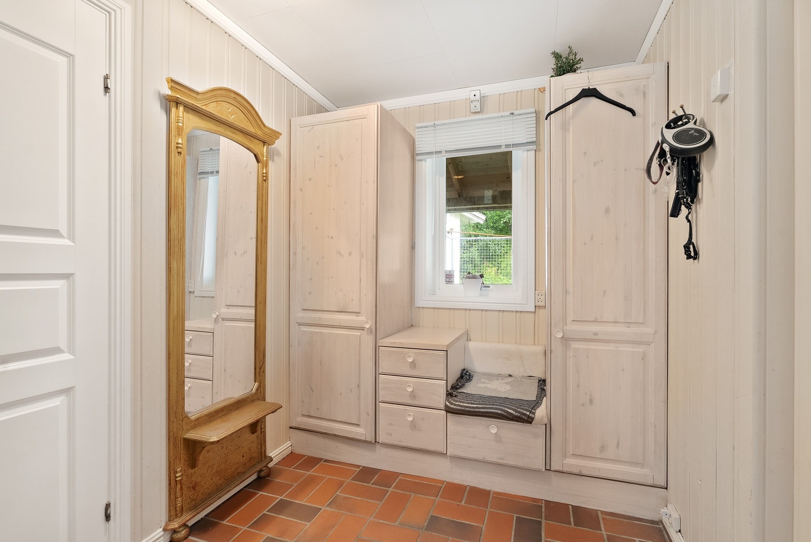 Velkommen inn. Gode oppbevaringsmuligheter og varmekabler i gulv Galleribilde