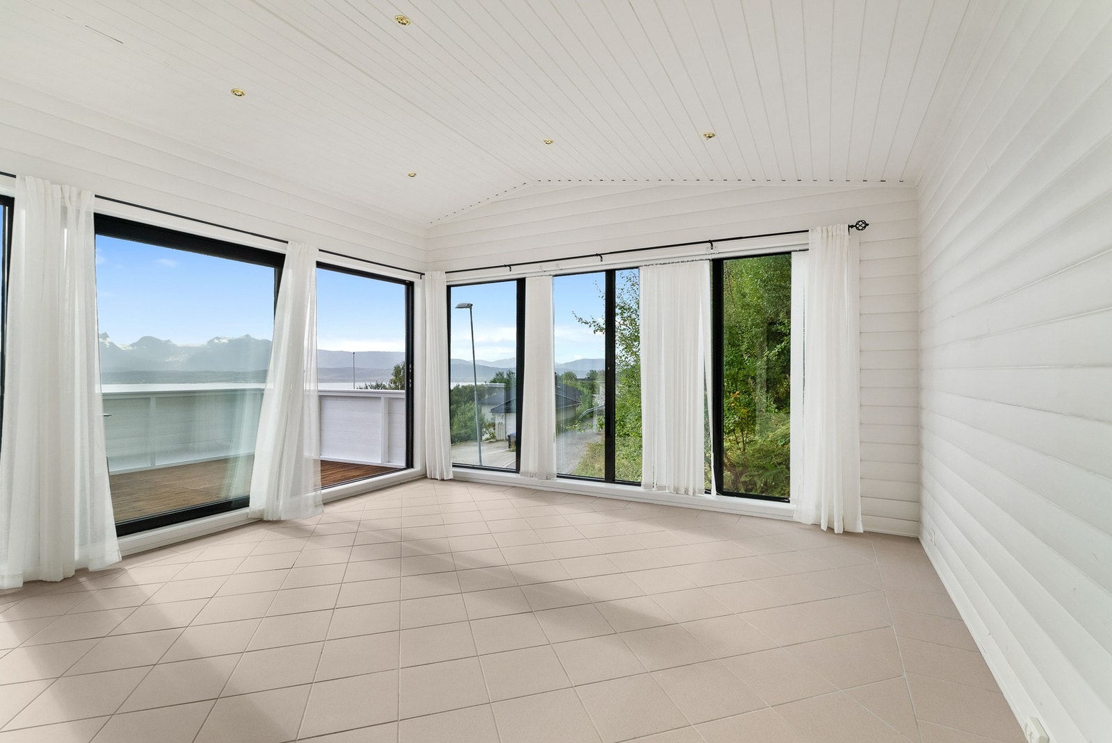 Fra stuen når du en flott vinterhage med utgang til balkong Galleribilde