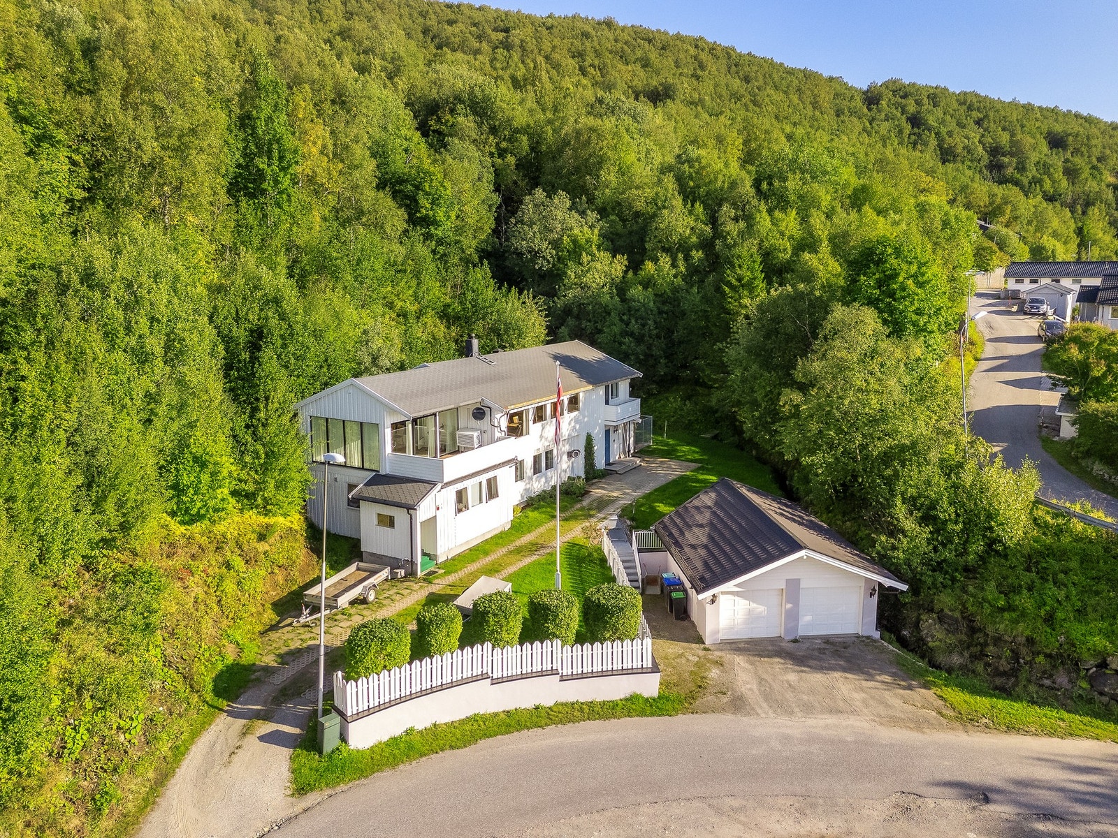 Boligen ligger pent til i grønne arealer - taket er rensket siden bilde ble tatt Galleribilde
