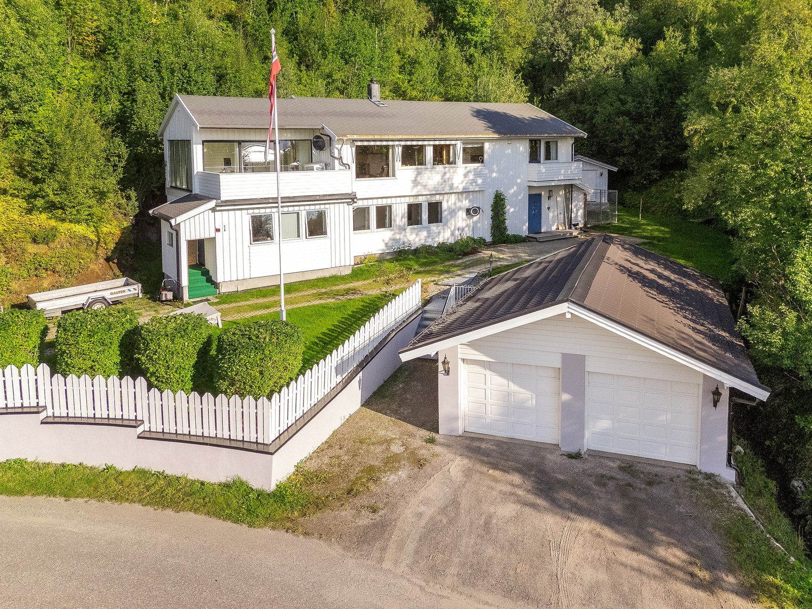 Velkommen til Steindiket 1! Flott tomt med dobbelgarasje, utearealer og fantastisk utsikt Galleribilde