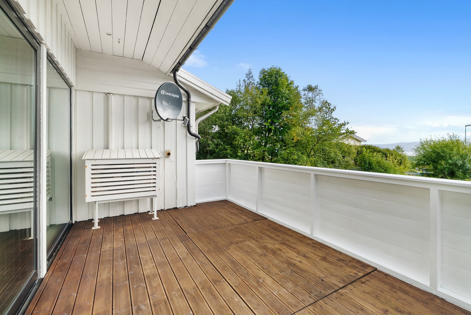 Pen og romslig balkong med innrammet varmepumpe Galleribilde