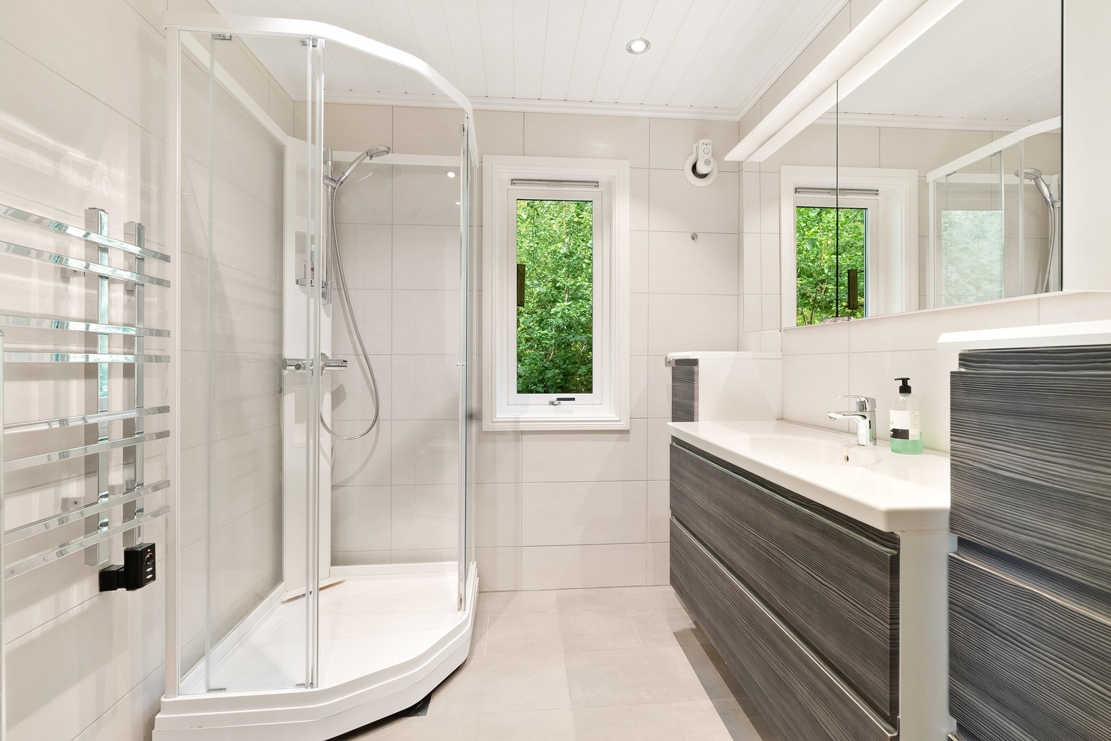 Flott bad i andre etasje - her er det varme i gulv og vindu for naturlig ventilasjon Galleribilde