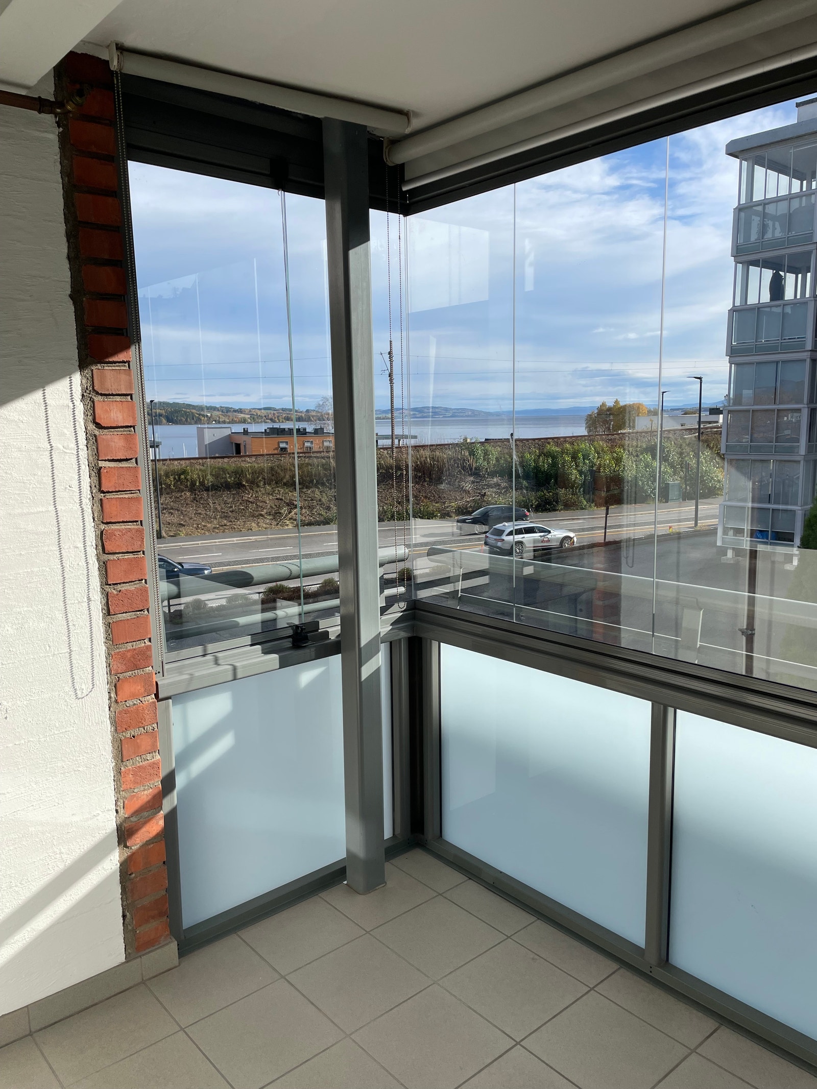 Innglasset balkong med utsikt mot Mjøsa. Galleribilde