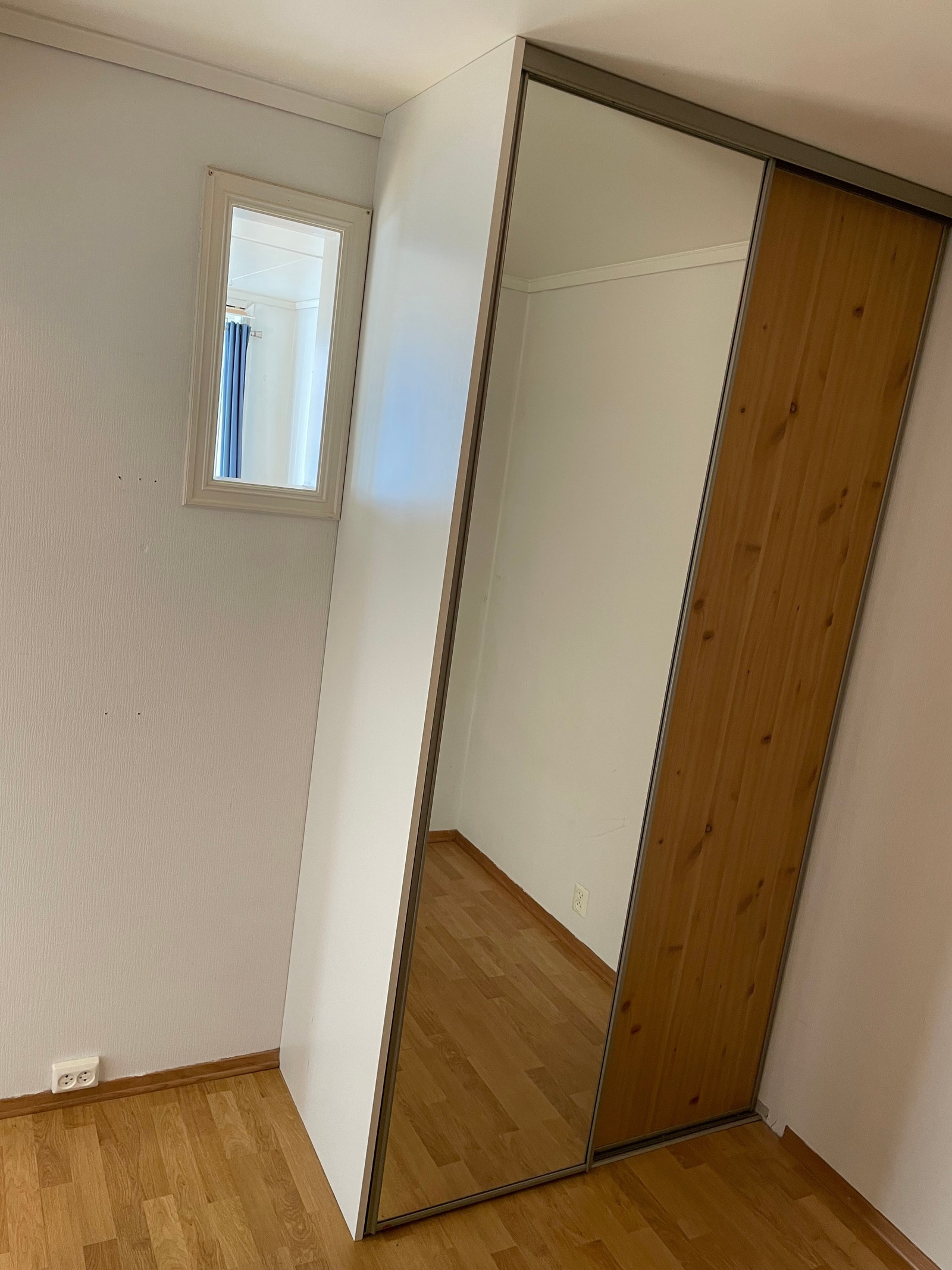 Sovealkove med lysåpning mot stue. Galleribilde