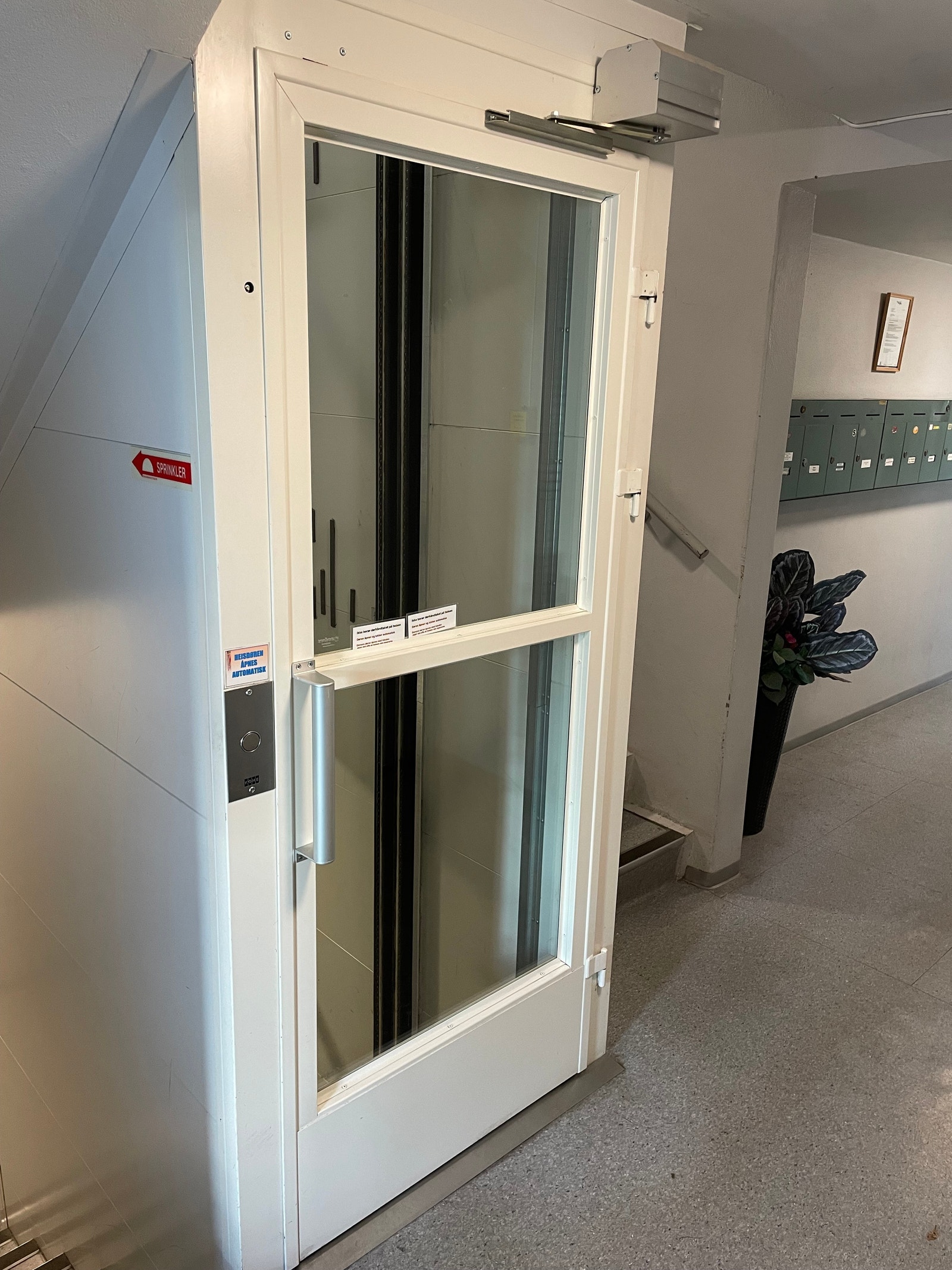 Heis fra hovedinngang. Galleribilde