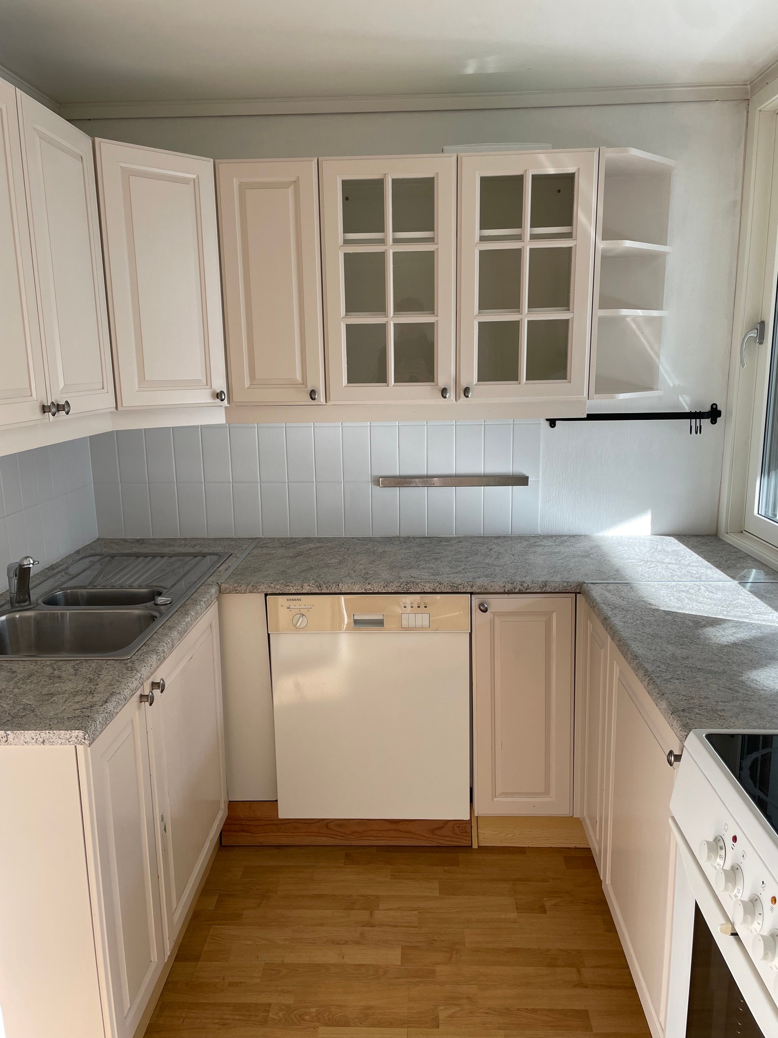 Kjøkken med vindu mot balkong. Hvitevarer følger med. Galleribilde