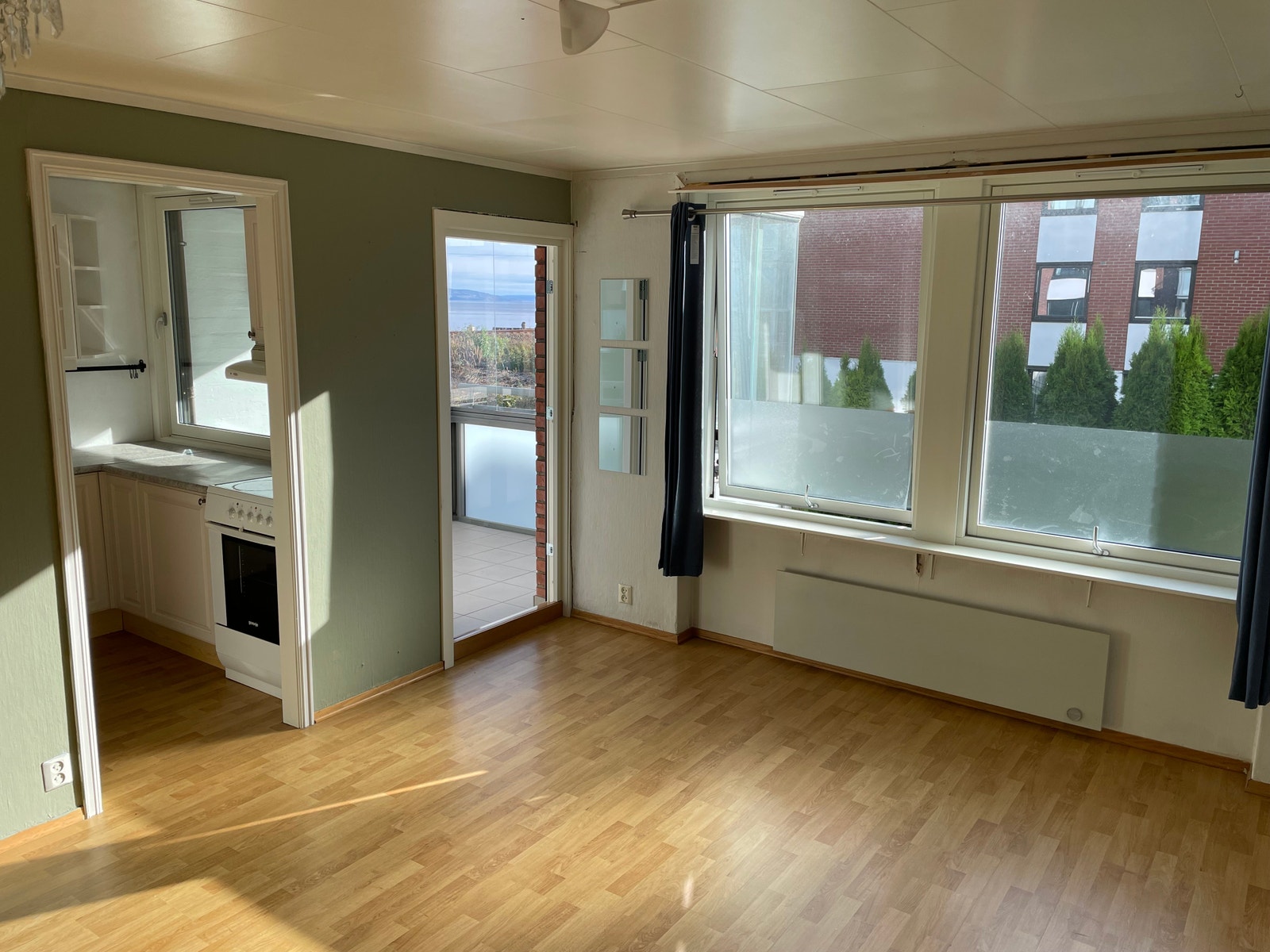 Stue med utgang til balkong og adkomst til kjøkken. Galleribilde