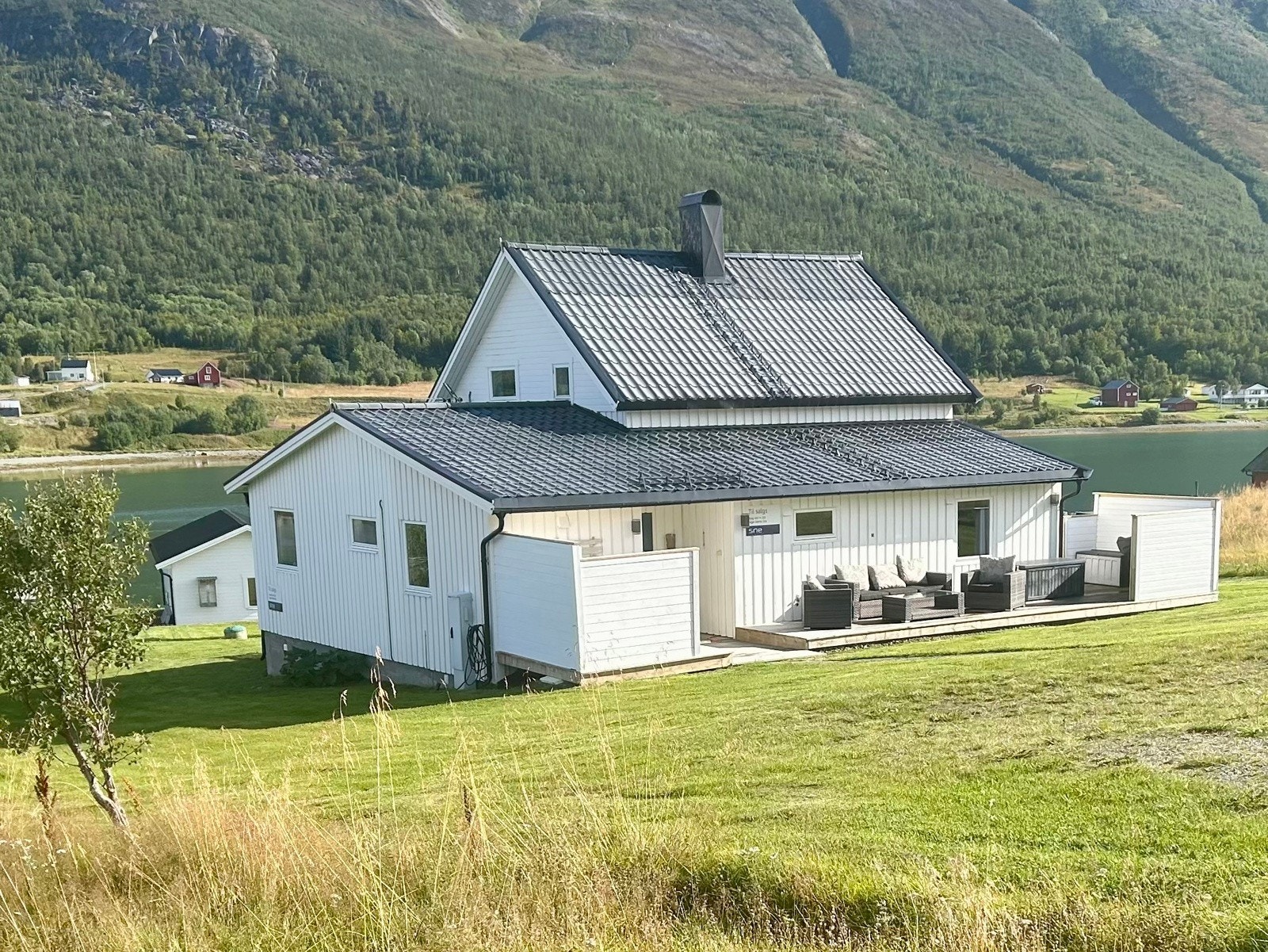 Eiendommen ligger ved Lyngenfjorden, så det er kort vei til sjø, fjære og gode fiskemuligheter i havet. Selgers private foto