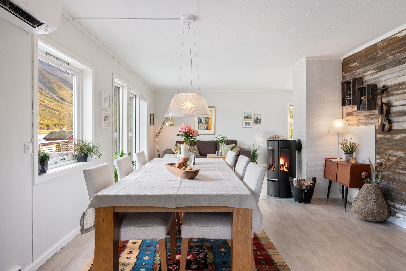 Spiseplassen har sin naturlige plass like ved kjøkkenet.