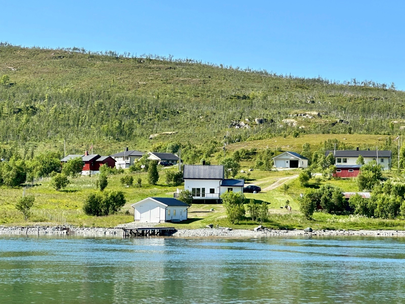 Velkommen til Vågvegen 18 - Idyllisk beliggende enebolig i Lyngen med presentert av Inger Alette Eira!