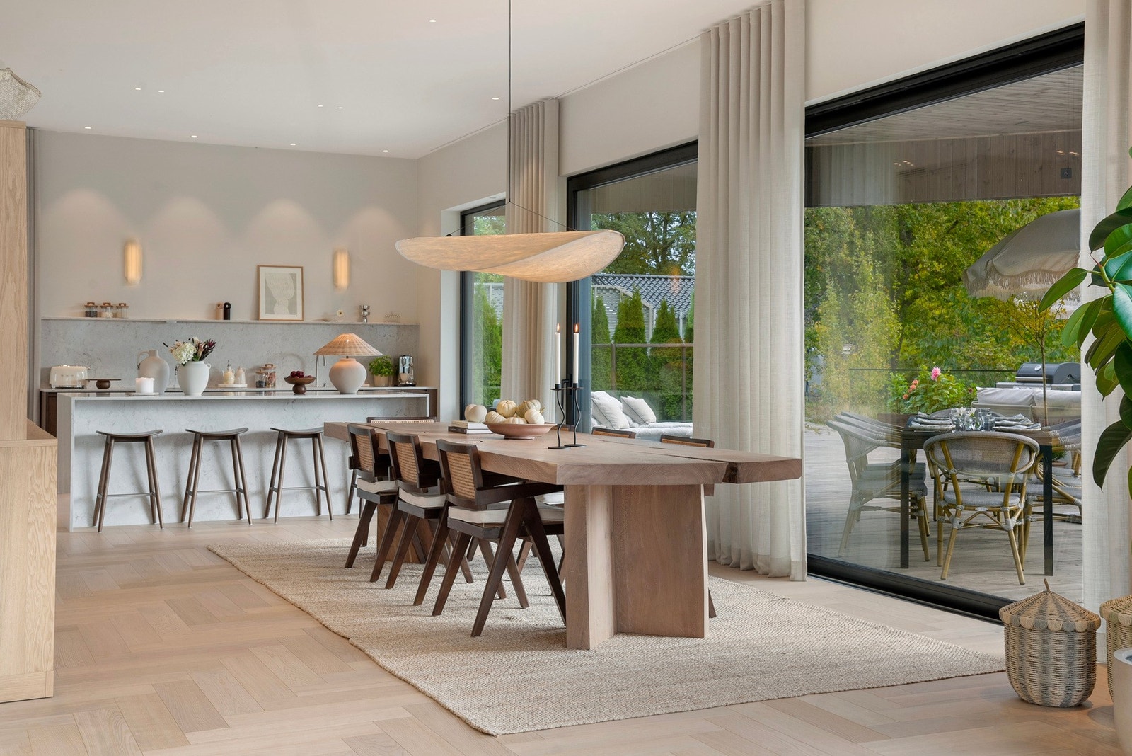 Fra inngang i underetasjen kommer du opp til en romslig stue/ kjøkken hvor du umiddelbart legger merke til den gode takhøyden Galleribilde