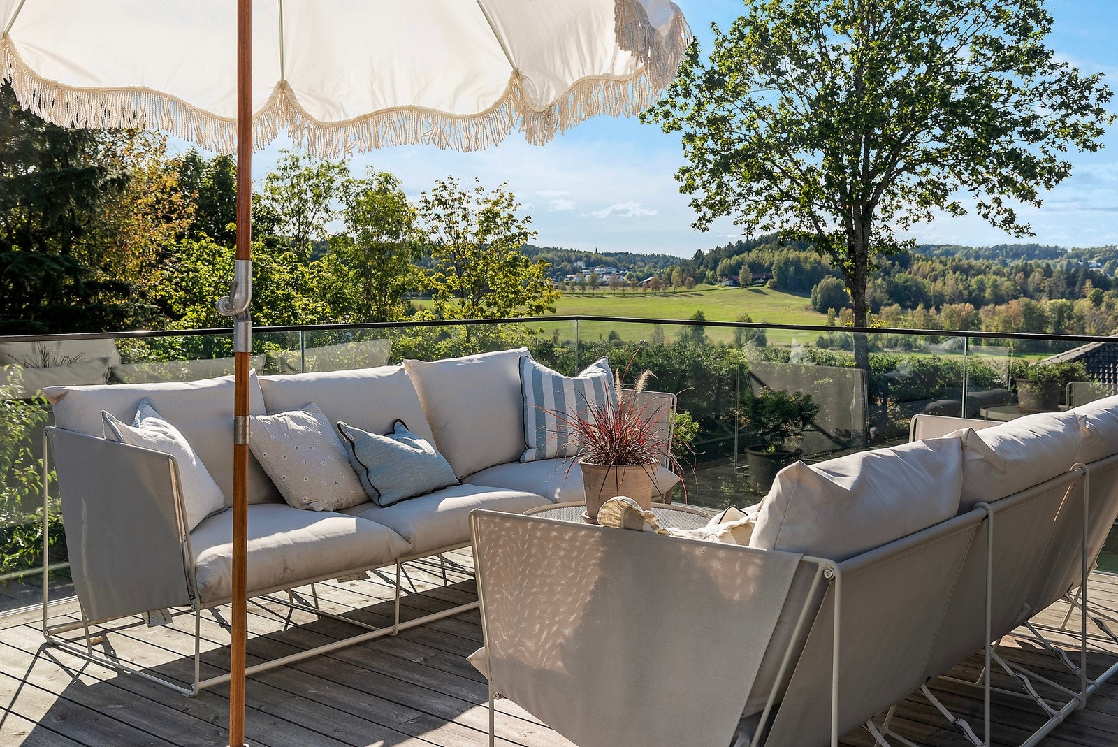 Her har du plass til å møblere med flere sittegrupper Galleribilde