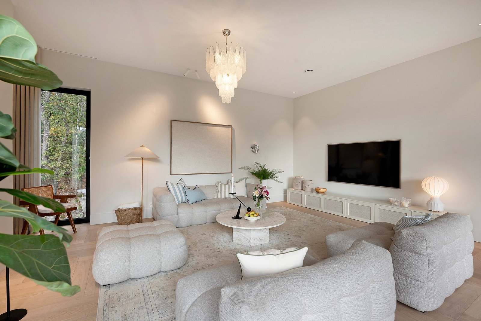 Boligen byr på en fantastisk takøyde, store vindusflater og åpne oppholdsrom som gir en luftig og eksklusiv romfølelse Galleribilde